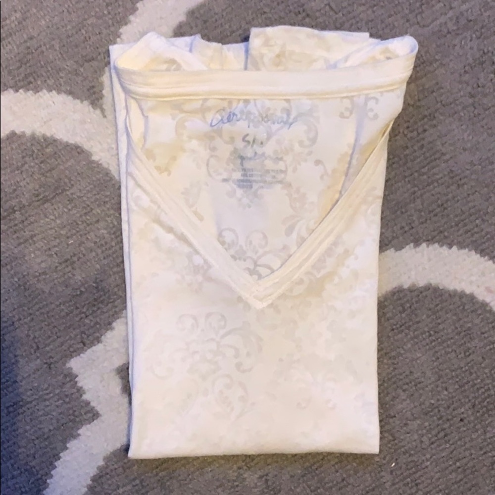 Aeropostale white v-neck with design.